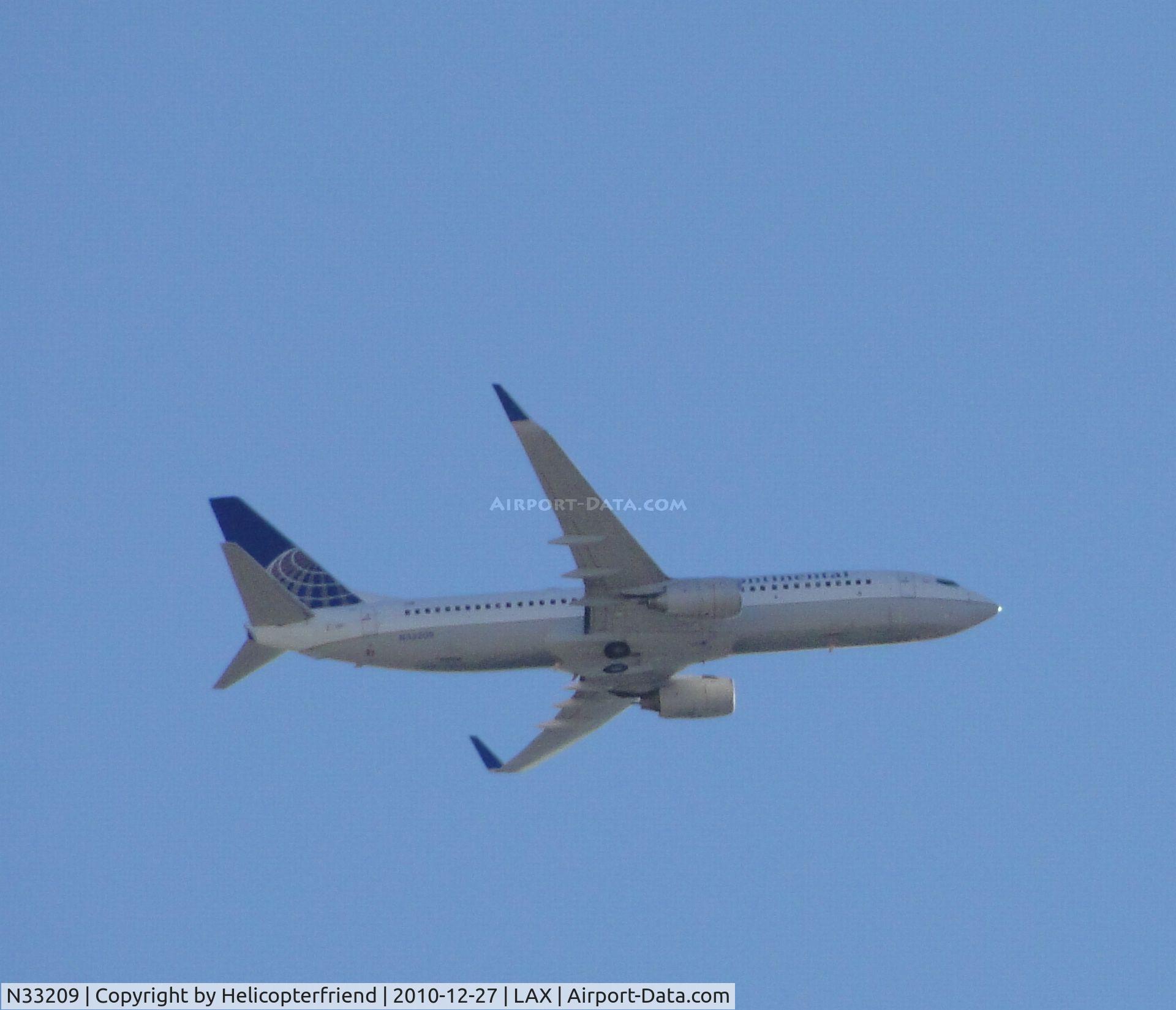 N33209, 2000 Boeing 737-824 C/N 30581, On final to runway 15