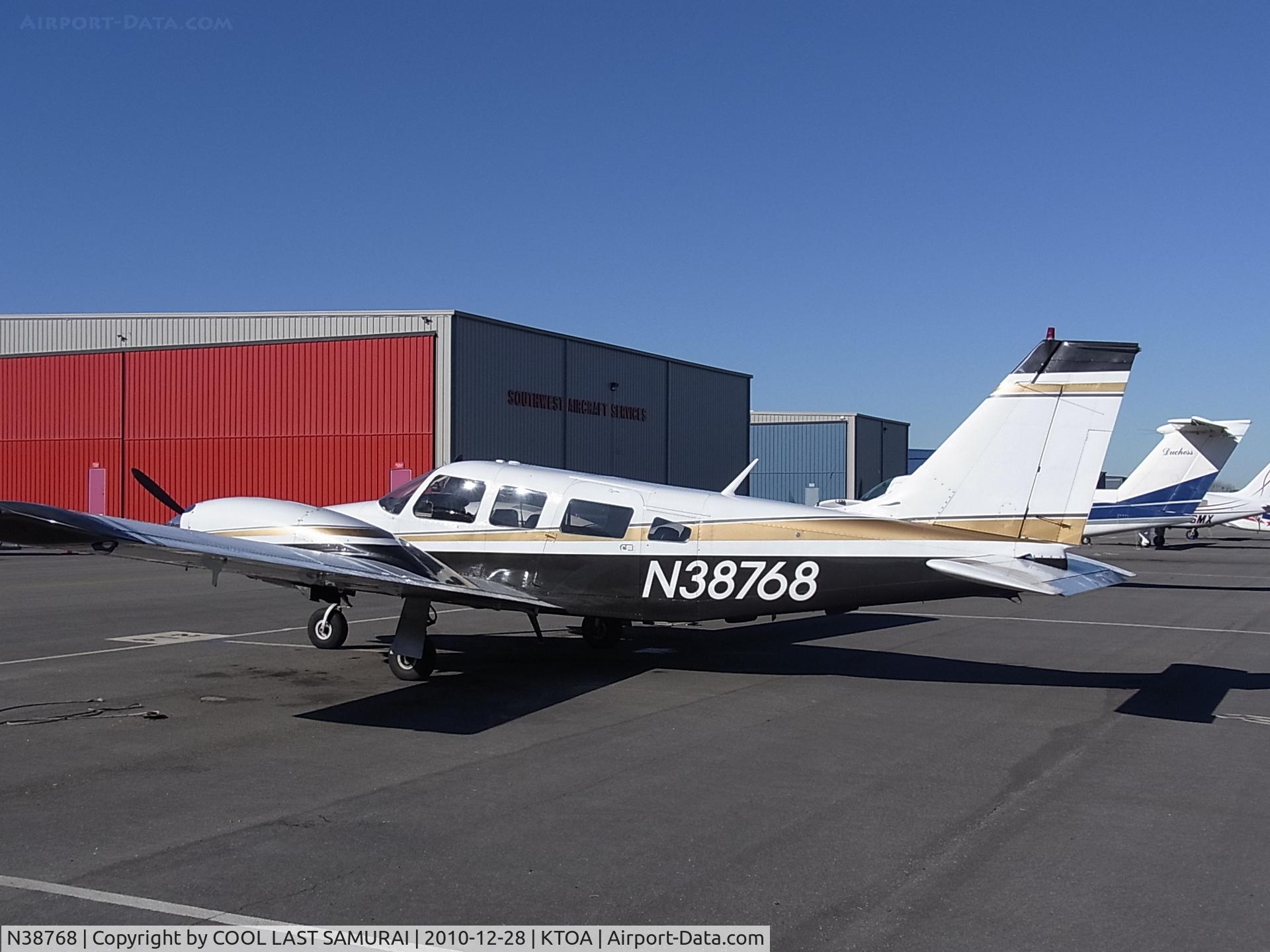N38768, 1977 Piper PA-34-200T Seneca II C/N 34-7770085, Torrance Airport Twin engine parking