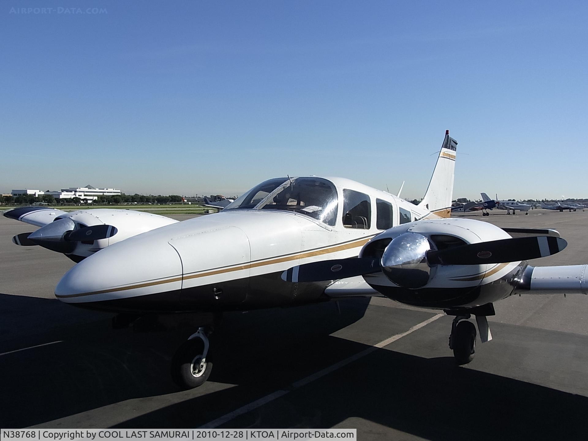 N38768, 1977 Piper PA-34-200T Seneca II C/N 34-7770085, TOA Twin engine parking