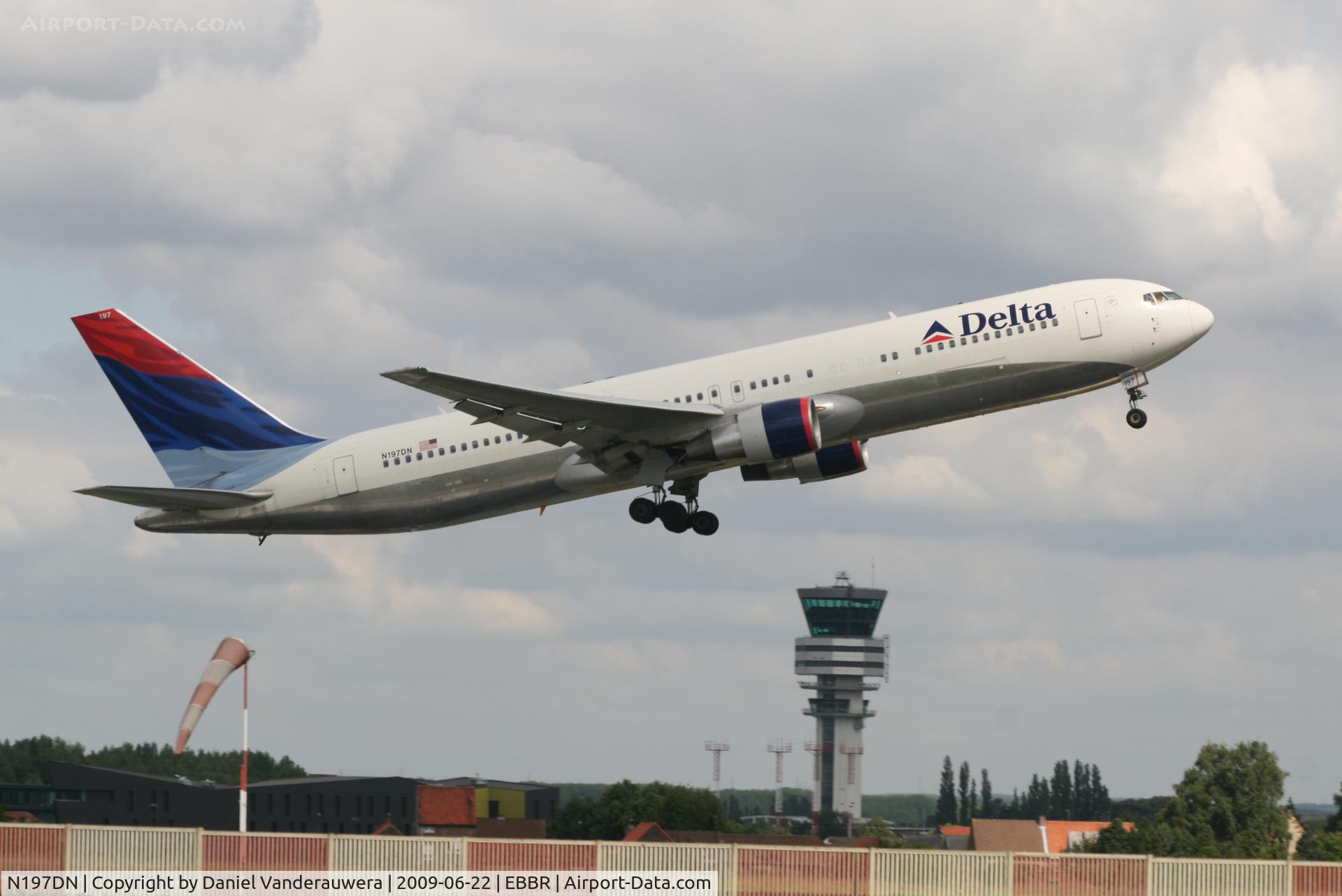 N197DN, 1997 Boeing 767-332 C/N 28454, Taking off from RWY 07R