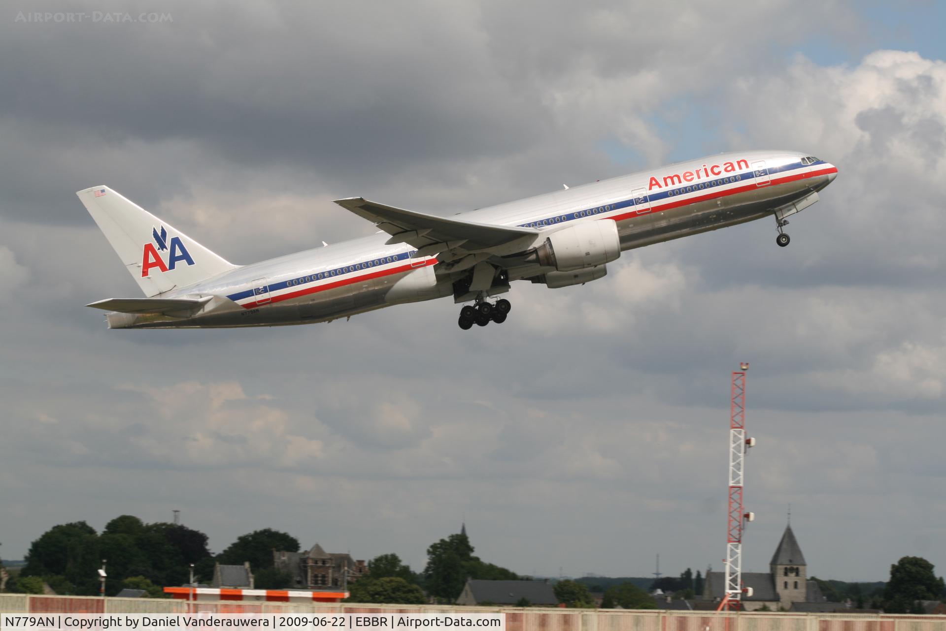 N779AN, 1999 Boeing 777-223 C/N 29955, Flight AA089 is taking off from RWY 07R