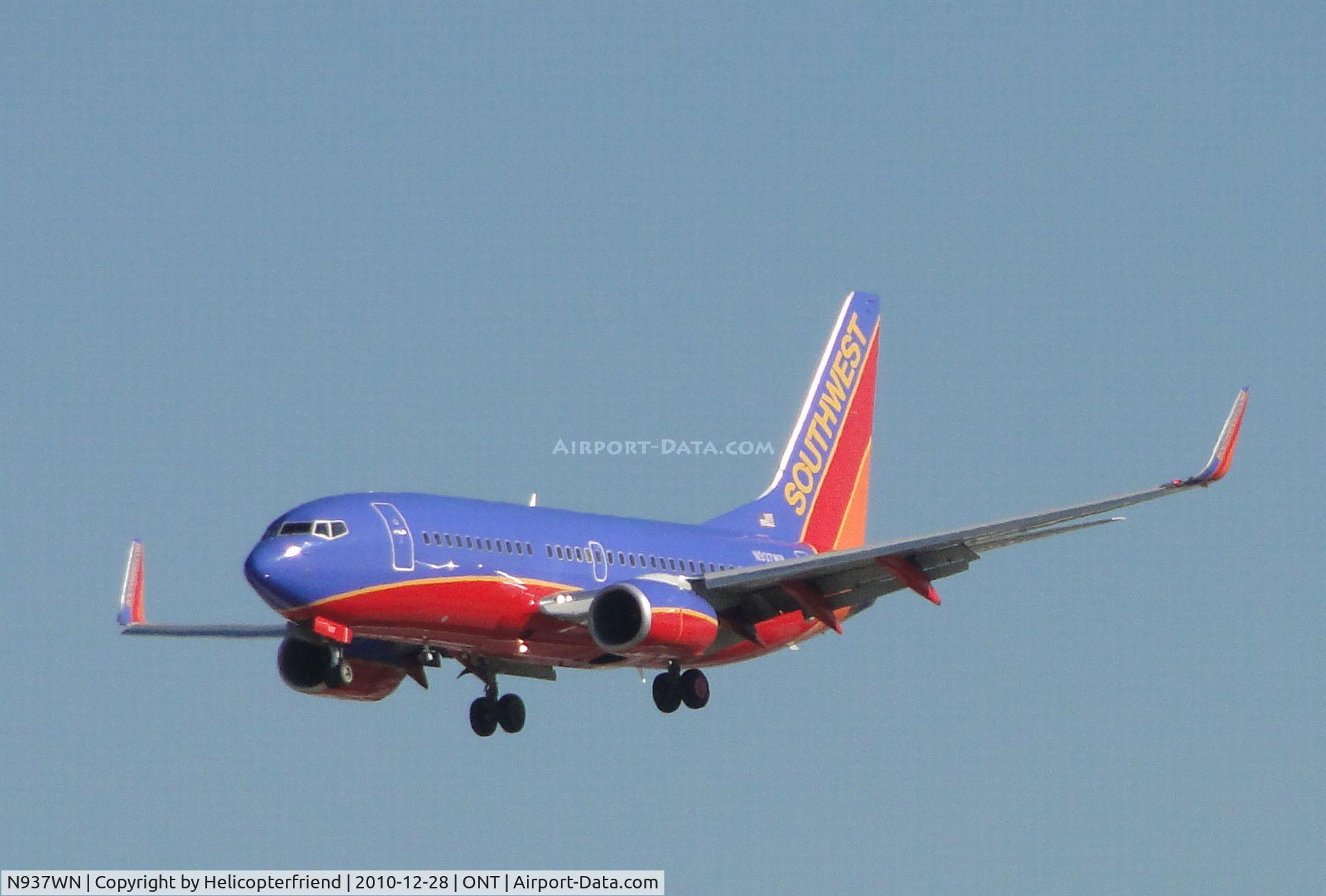 N937WN, 2009 Boeing 737-7H4 C/N 36644, On final to runway 26R