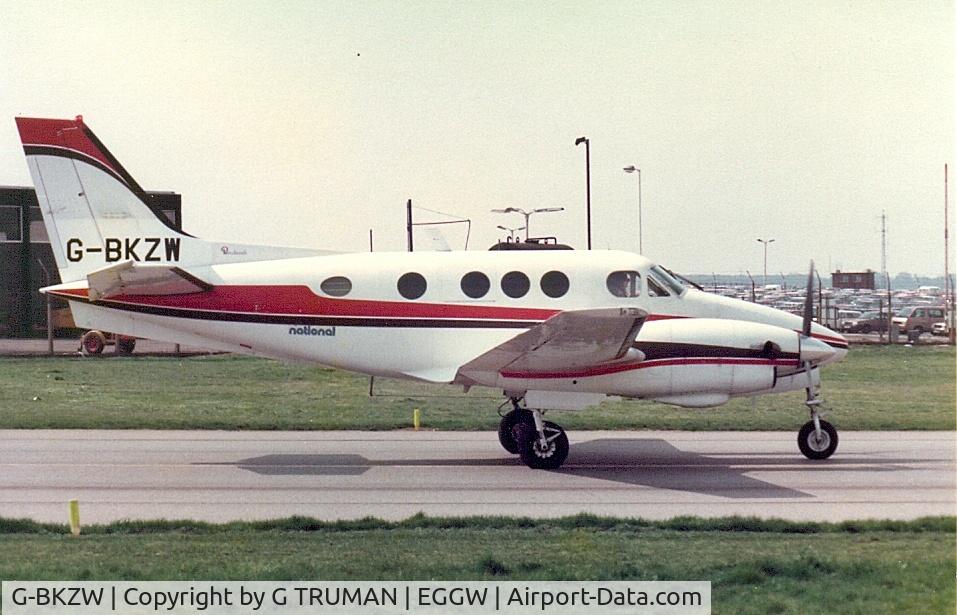 G-BKZW, 1976 Beech C90 King Air C/N LJ-680, Taxying in at Luton, past the spotters enclosure