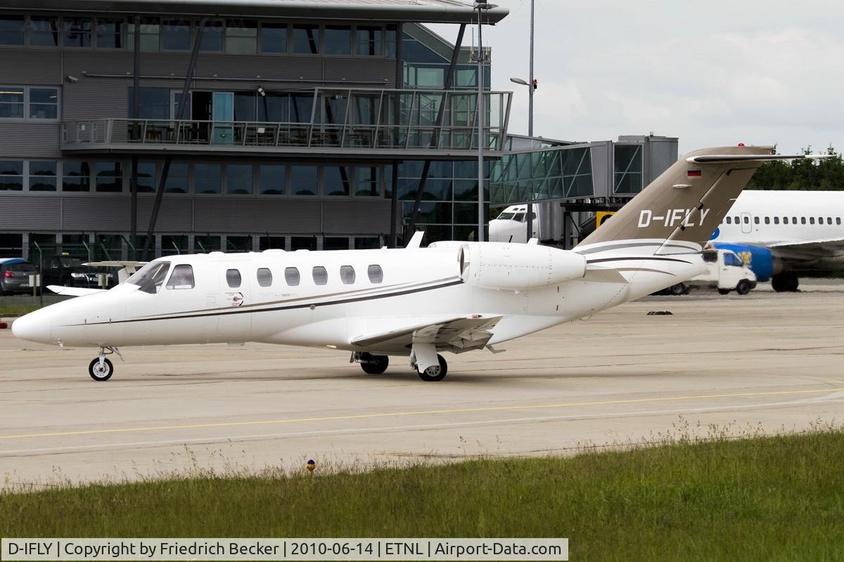 D-IFLY, 2006 Cessna 525A Citation CJ2+ C/N 525A-0330, taxying to the gate