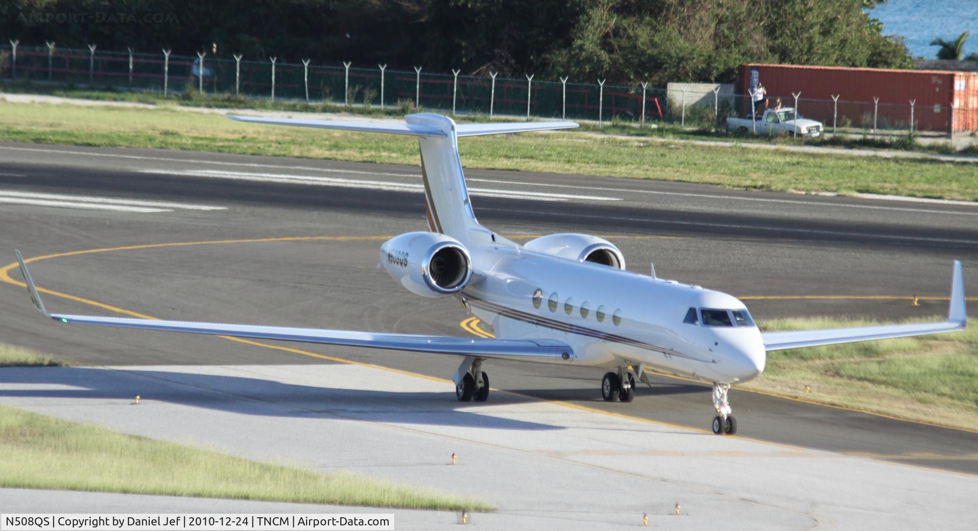 N508QS, 2001 Gulfstream Aerospace G-V C/N 631, N508QS taxing for take off at TNCM