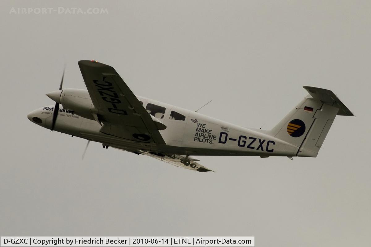 D-GZXC, 2008 Piper PA-44-180 Seminole C/N 4496266, Piper PA-44 Seminole departing from Laage