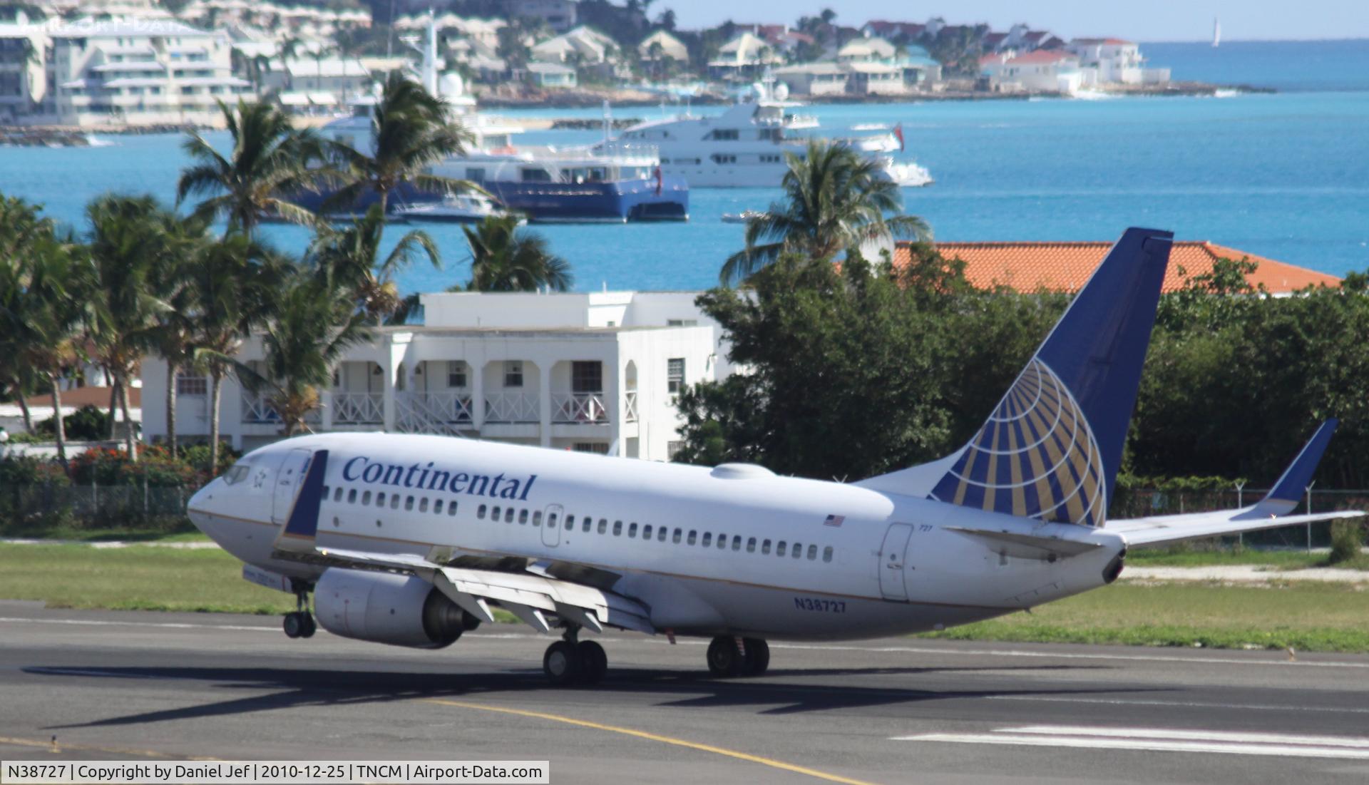 N38727, 1999 Boeing 737-724 C/N 28797, Continental N38727 landing at TNCM