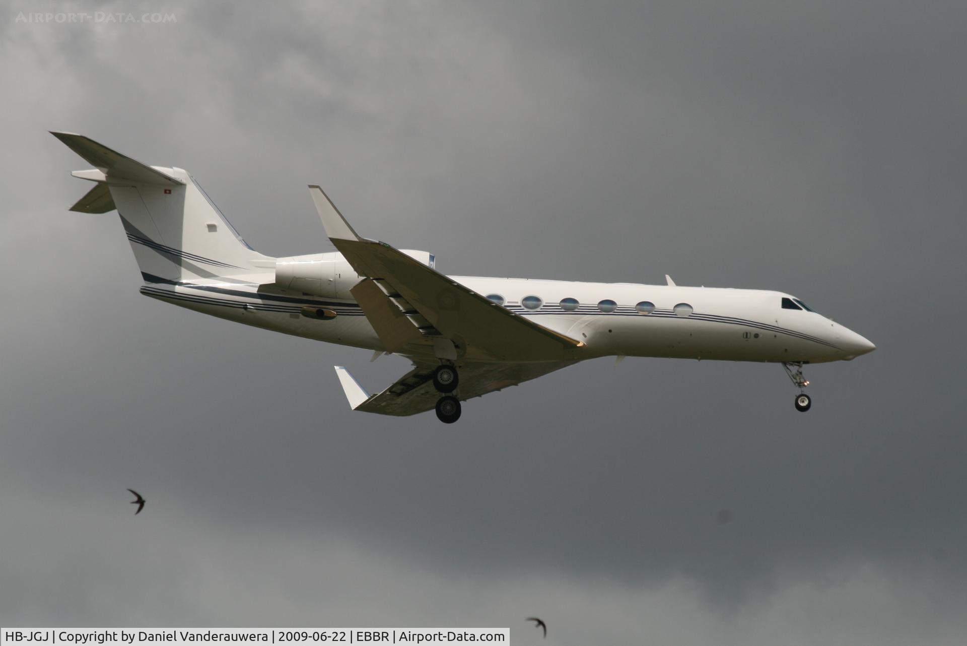 HB-JGJ, 2008 Gulfstream Aerospace GIV-X (G450) C/N 4122, Descending to RWY 02
