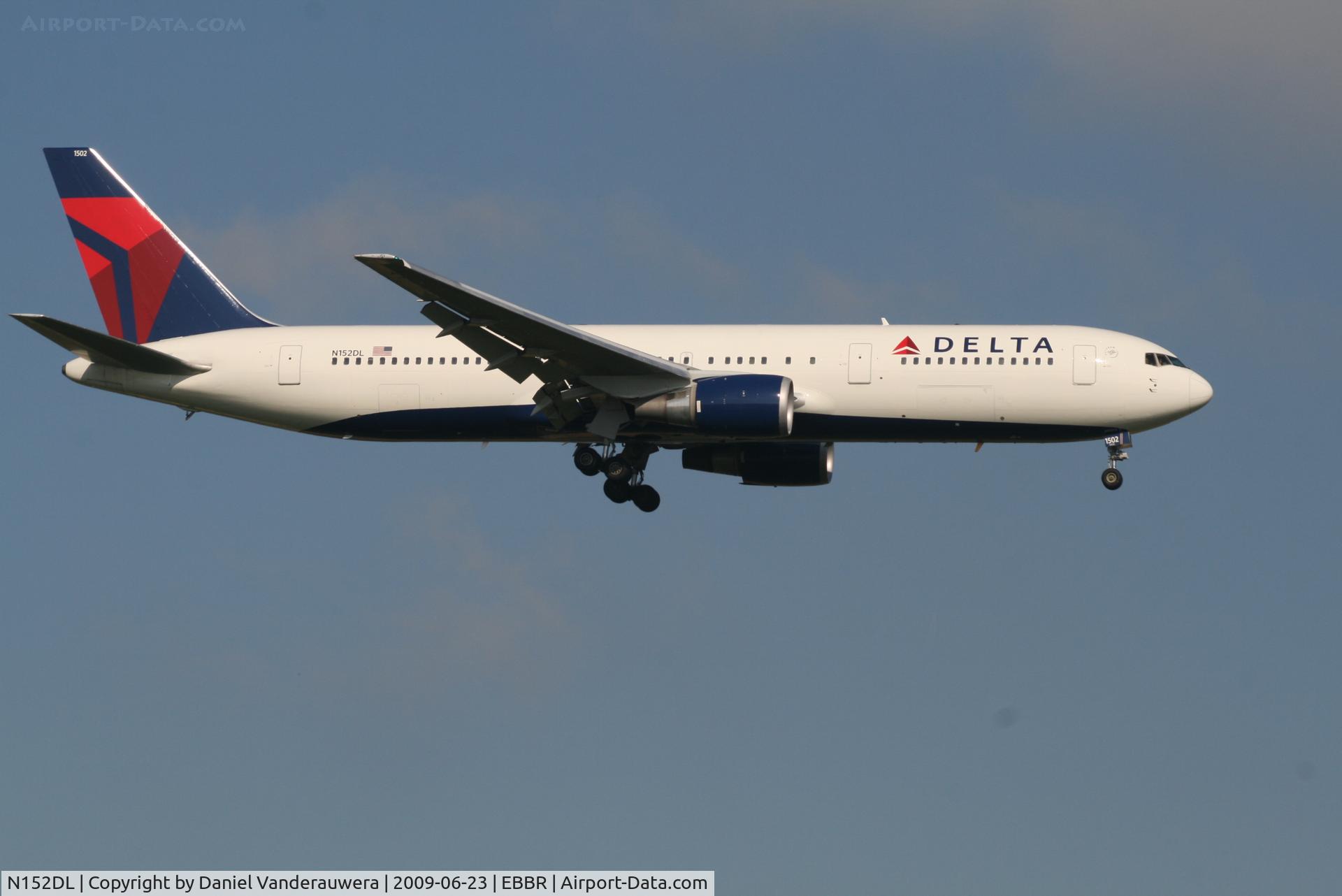 N152DL, 1990 Boeing 767-3P6 C/N 24984, Flight DL124 is descending to RWY 02