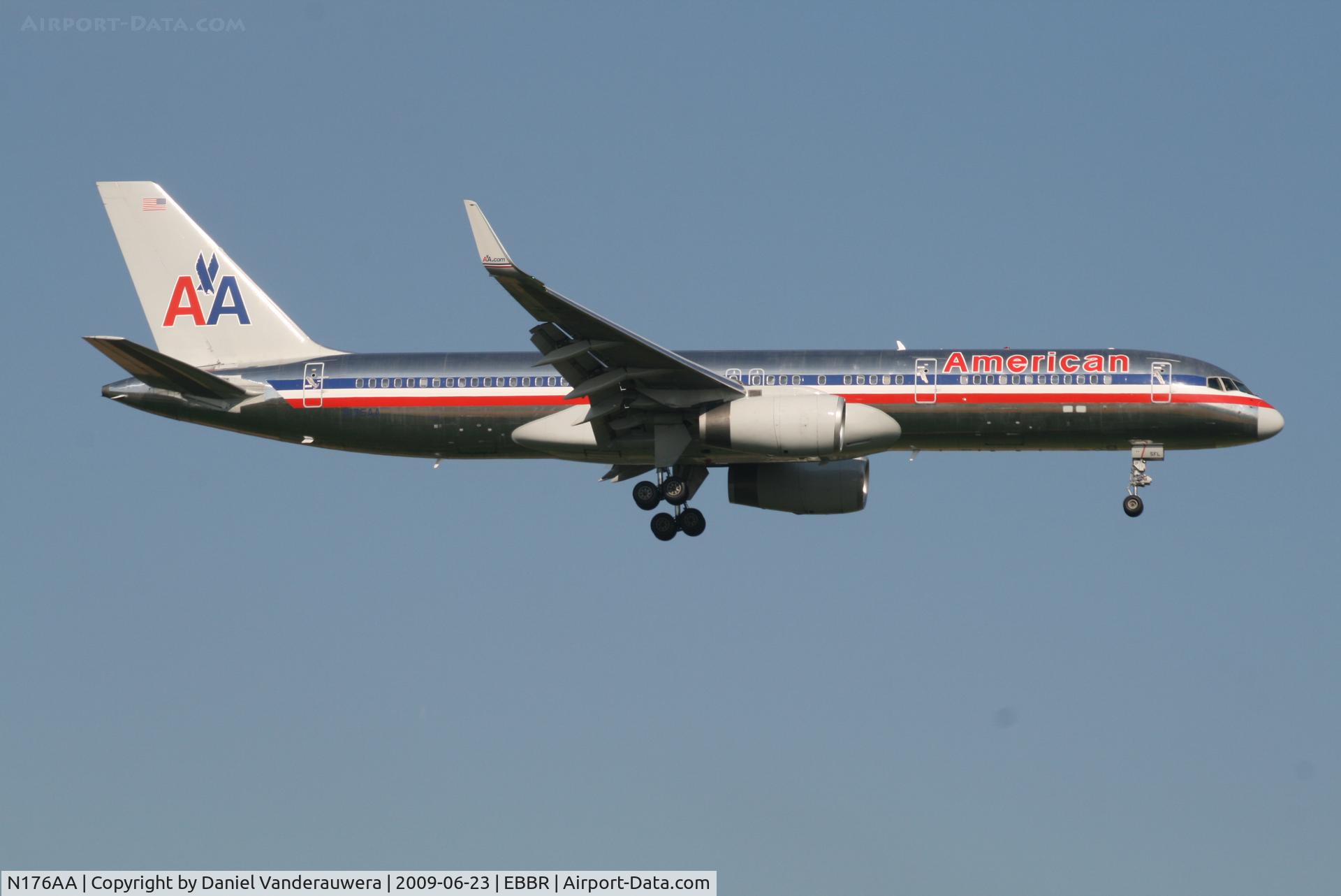 N176AA, 2001 Boeing 757-223 C/N 32395/994, Flight AA172 is descending to RWY 02