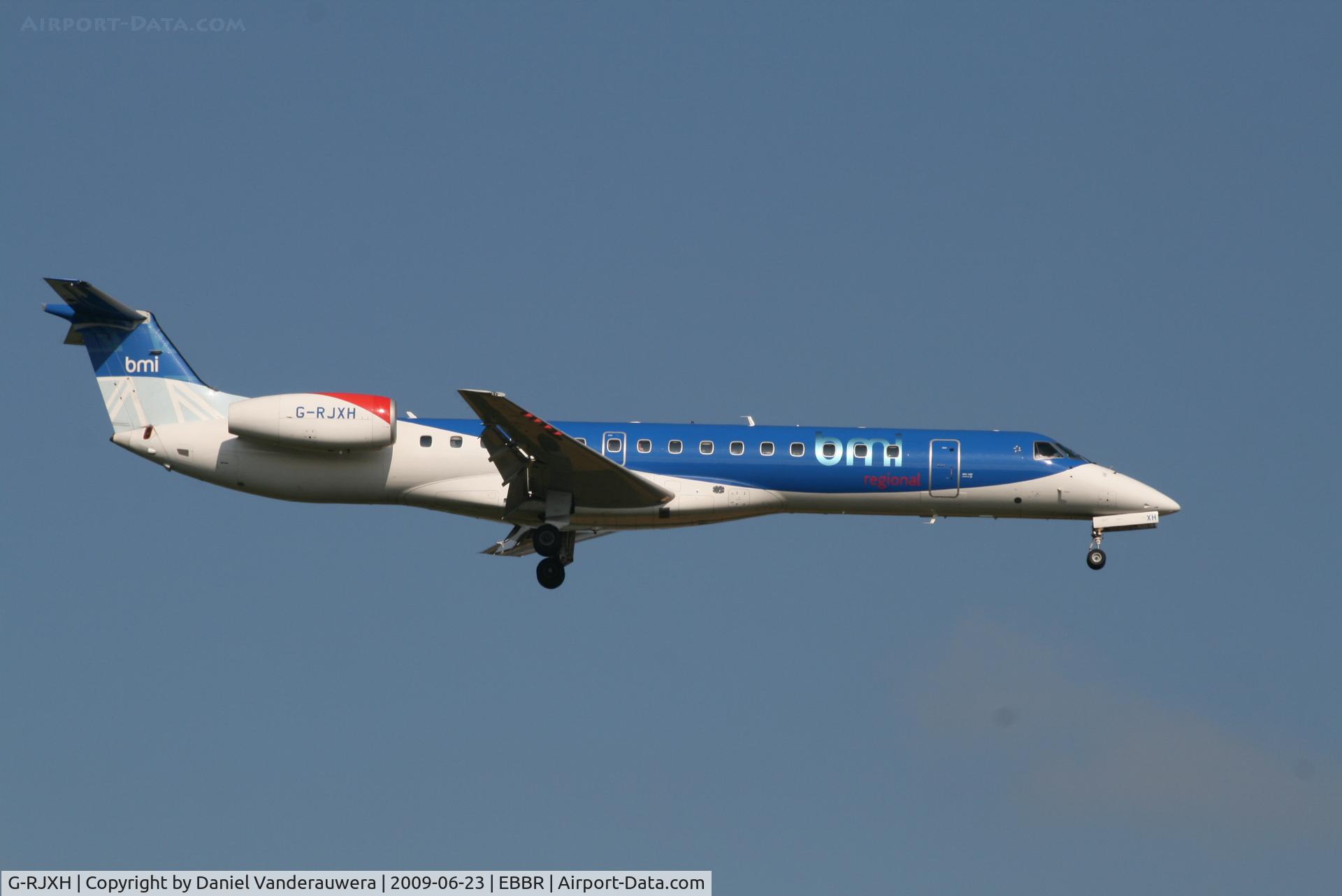 G-RJXH, 2001 Embraer EMB-145EP (ERJ-145EP) C/N 145442, Flight BD627 is descending to RWY 02