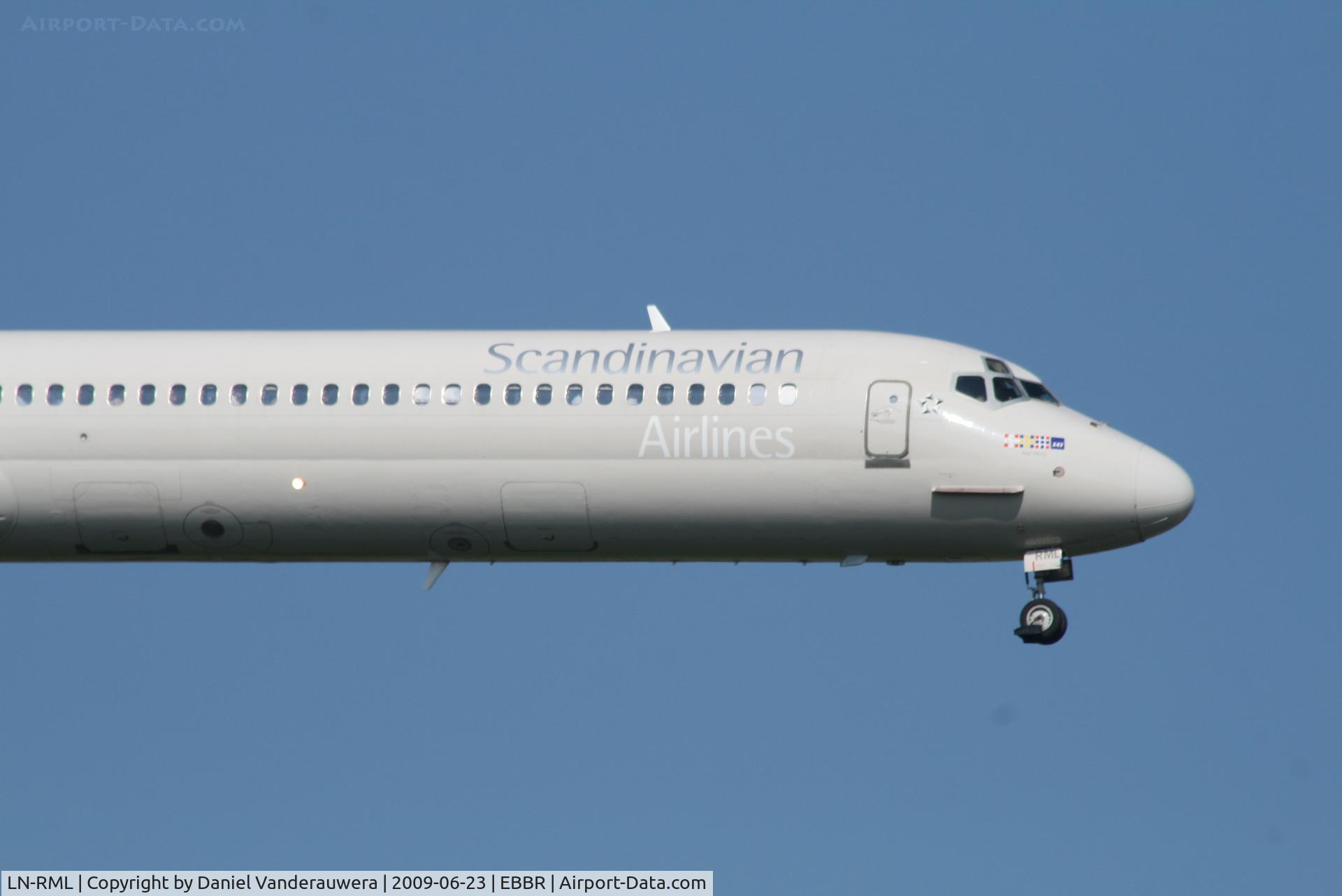 LN-RML, 1991 McDonnell Douglas MD-82 (DC-9-82) C/N 53002, Arrival of flight SK593 to RWY 02