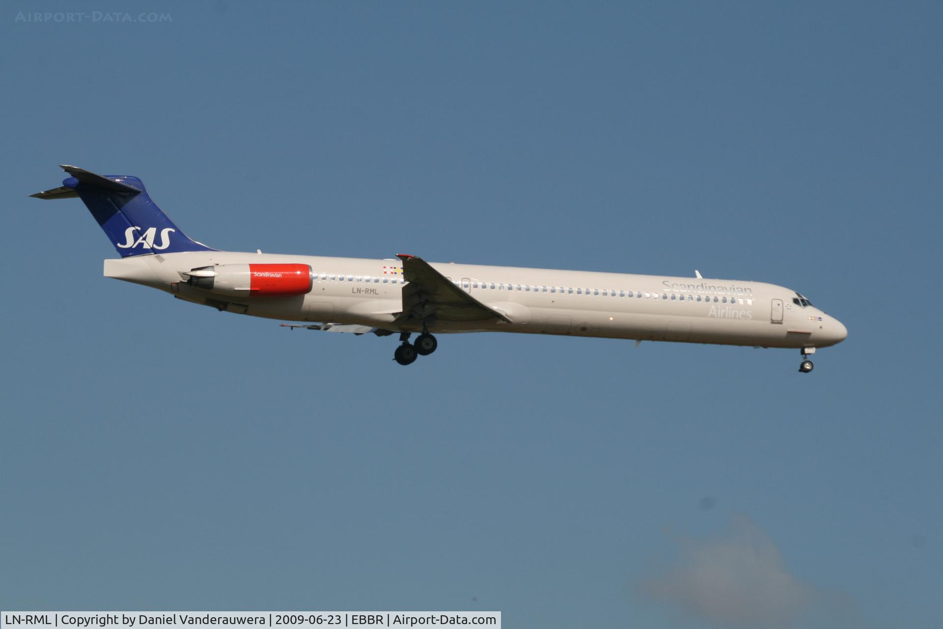 LN-RML, 1991 McDonnell Douglas MD-82 (DC-9-82) C/N 53002, Flight SK593 is descending to RWY 02