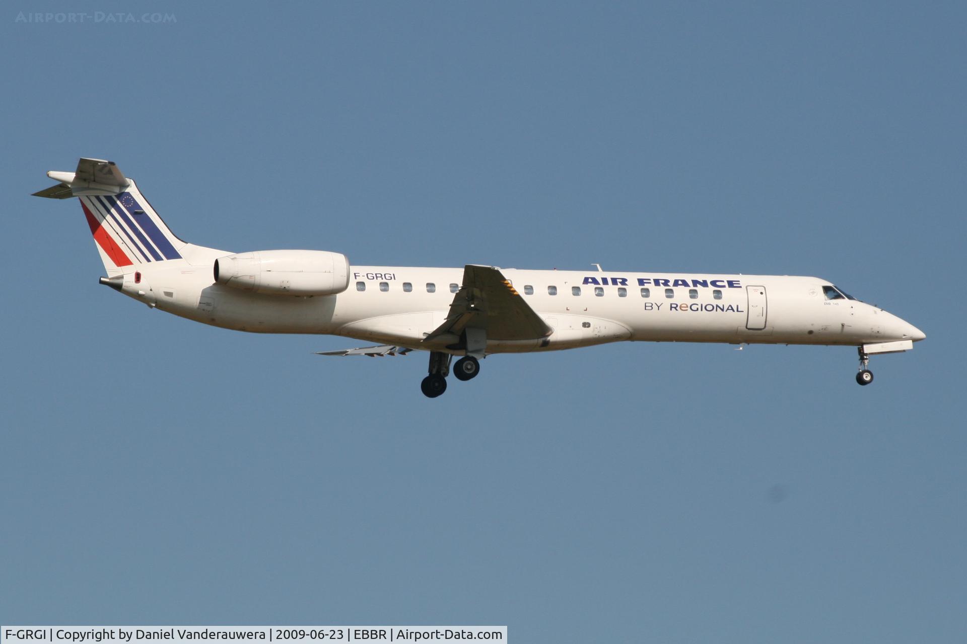 F-GRGI, 1999 Embraer EMB-145EU (ERJ-145EU) C/N 145152, Flight AF5402 is descending to RWY 02