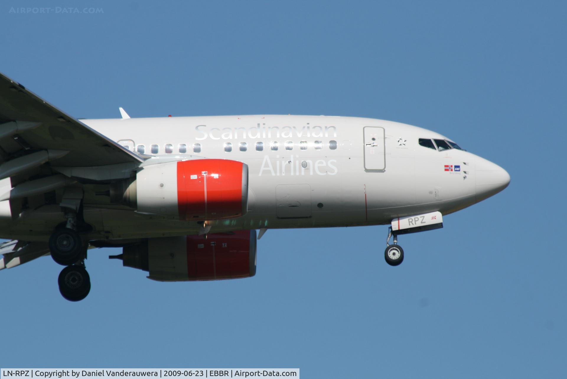 LN-RPZ, 1998 Boeing 737-683 C/N 28293, Arrival of flight SK4743 to RWY 02