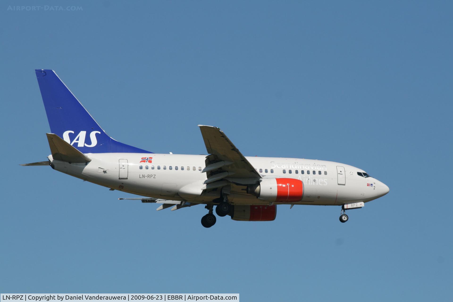 LN-RPZ, 1998 Boeing 737-683 C/N 28293, Flight SK4743 is descending to RWY 02