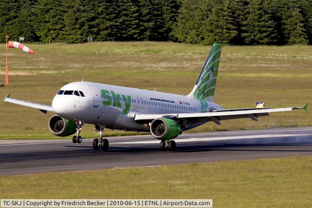 TC-SKJ, 1990 Airbus A320-211 C/N 138, touchdown