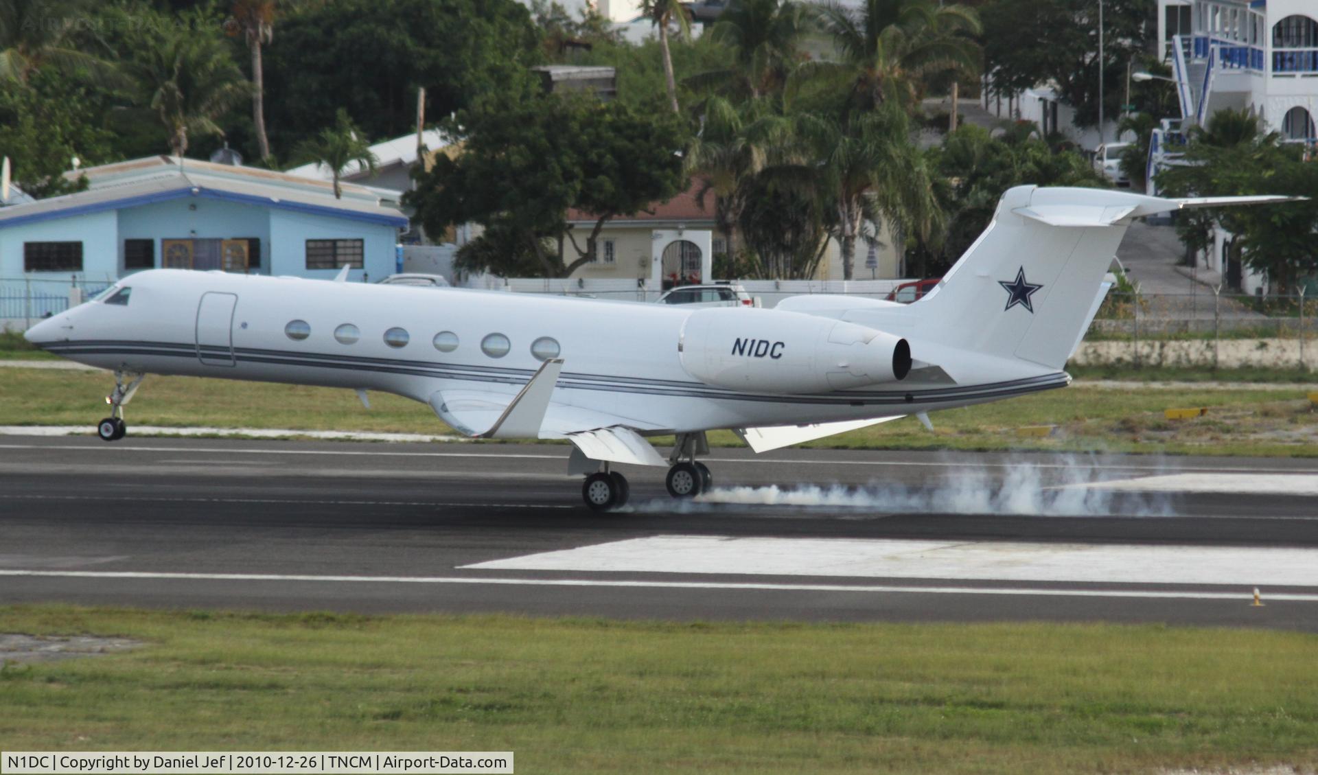 N1DC, 2001 Gulfstream Aerospace G-V C/N 651, N1DC landing at TNCM