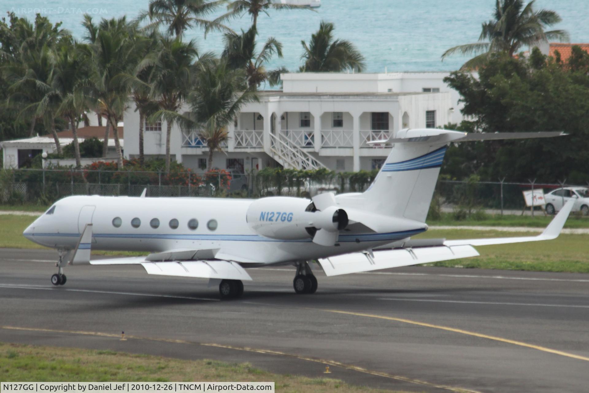 N127GG, 1997 Gulfstream Aerospace G-V C/N 534, N127GG making use of all there stpping power at TNCM