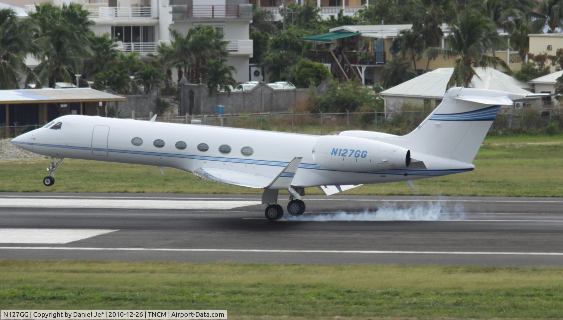 N127GG, 1997 Gulfstream Aerospace G-V C/N 534, N127GG landing at TNCM