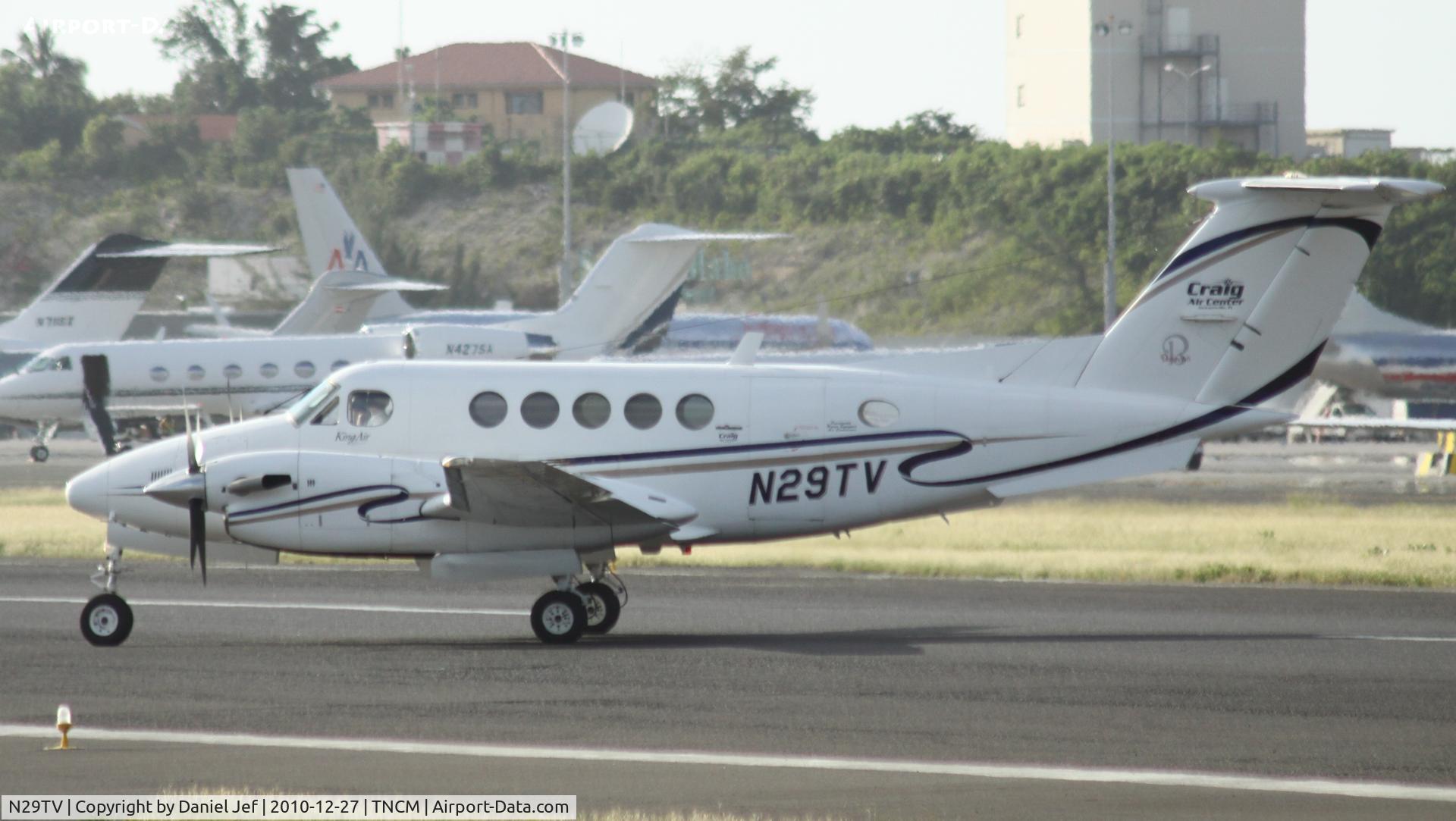 N29TV, 1983 Beech B200 King Air C/N BB-1138, N29TV back tracking at TNCM