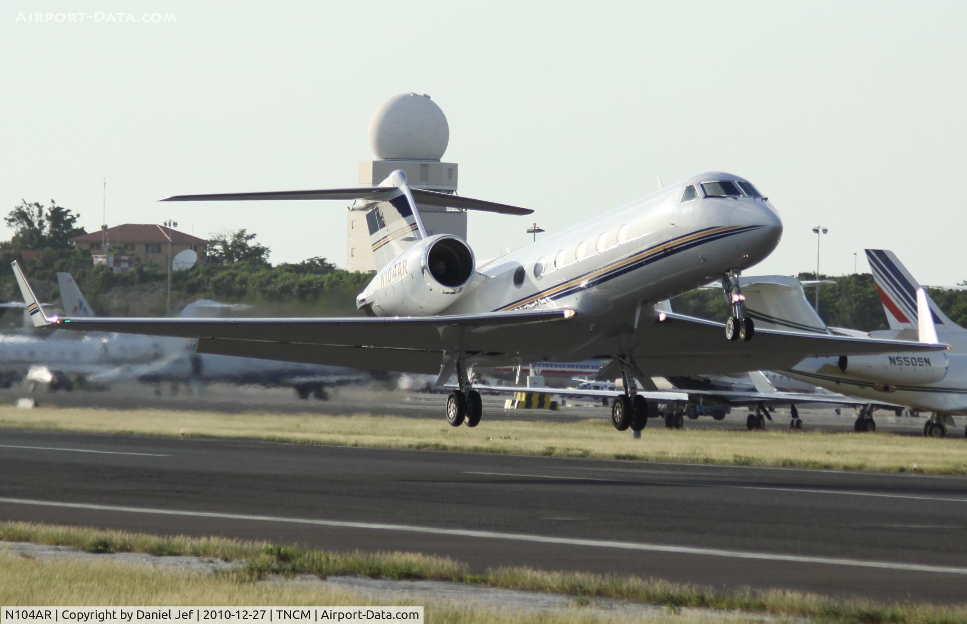 N104AR, 1998 Gulfstream Aerospace G-IV C/N 1346, N104AR departing TNCM