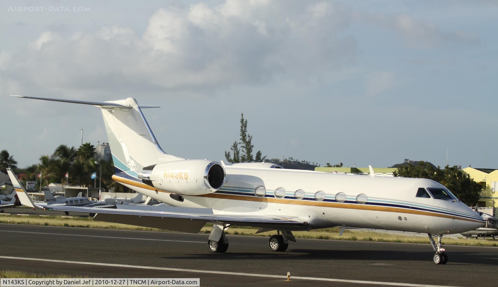 N143KS, 1999 Gulfstream Aerospace G-IV C/N 1364, N143KS just landed at TNCM