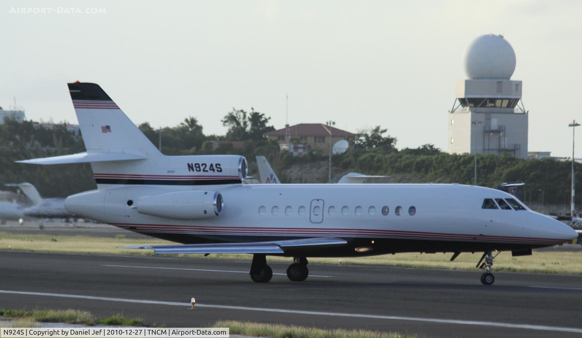 N924S, 1995 Dassault Falcon 900 C/N 149, N924S back tracking the active at TNCM