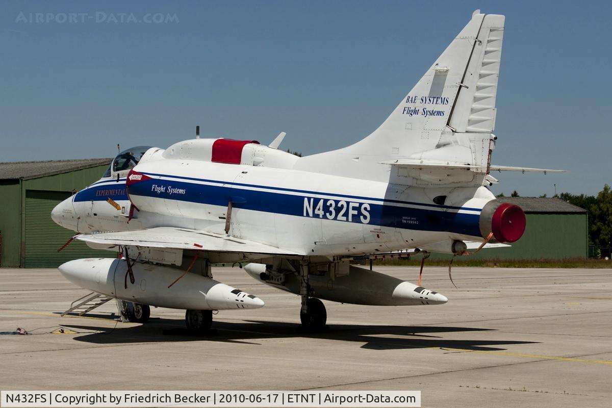 N432FS, 1972 Douglas A-4N Skyhawk C/N 14462, flightline at Wittmund