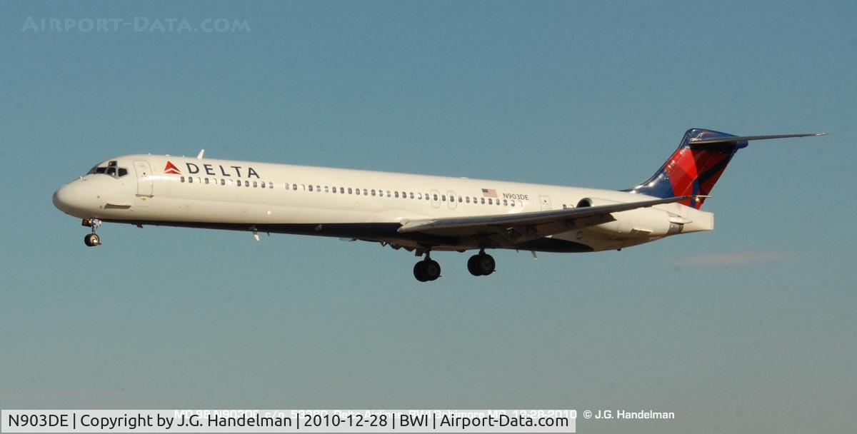 N903DE, 1992 McDonnell Douglas MD-88 C/N 53380, On final to 33L.