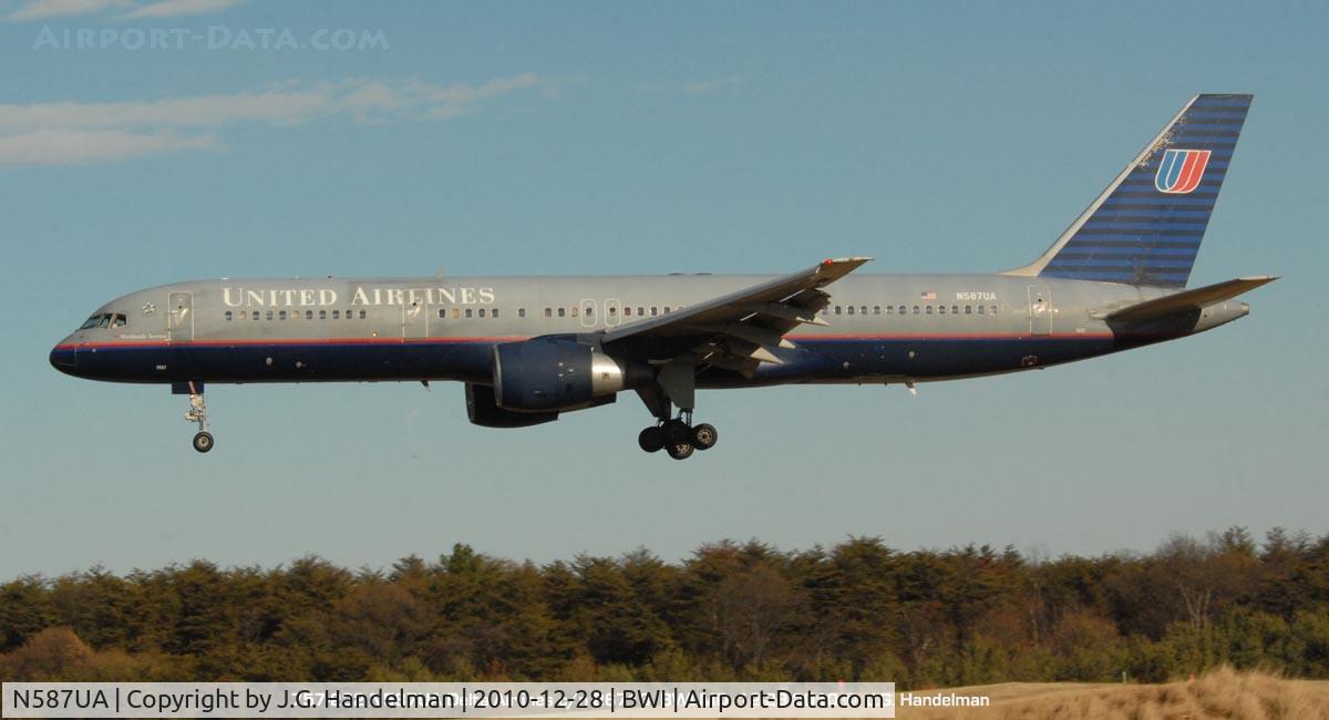 N587UA, 1993 Boeing 757-222 C/N 26713, final approach to 33L