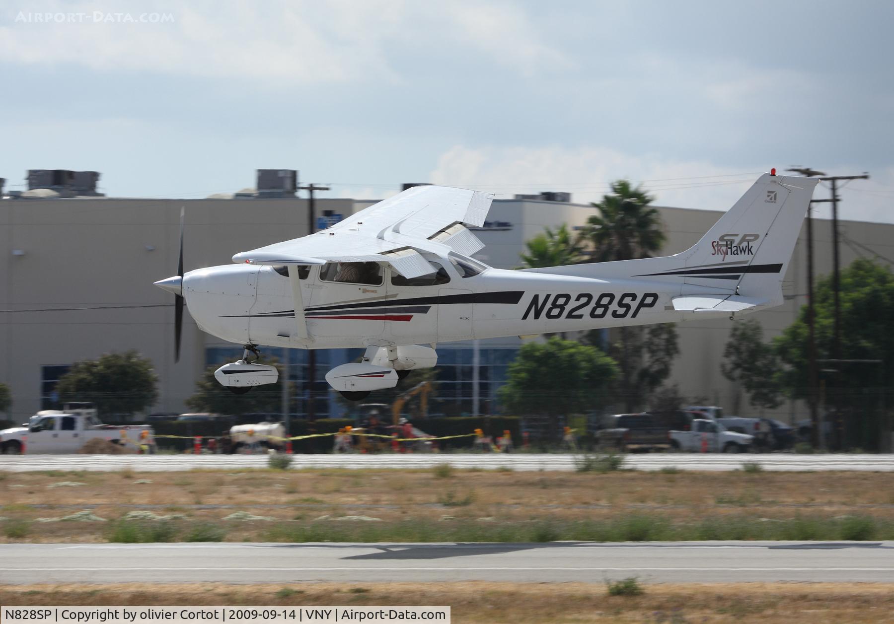 N828SP, 2001 Cessna 172S C/N 172S8741, Landing at Van Nuys airport