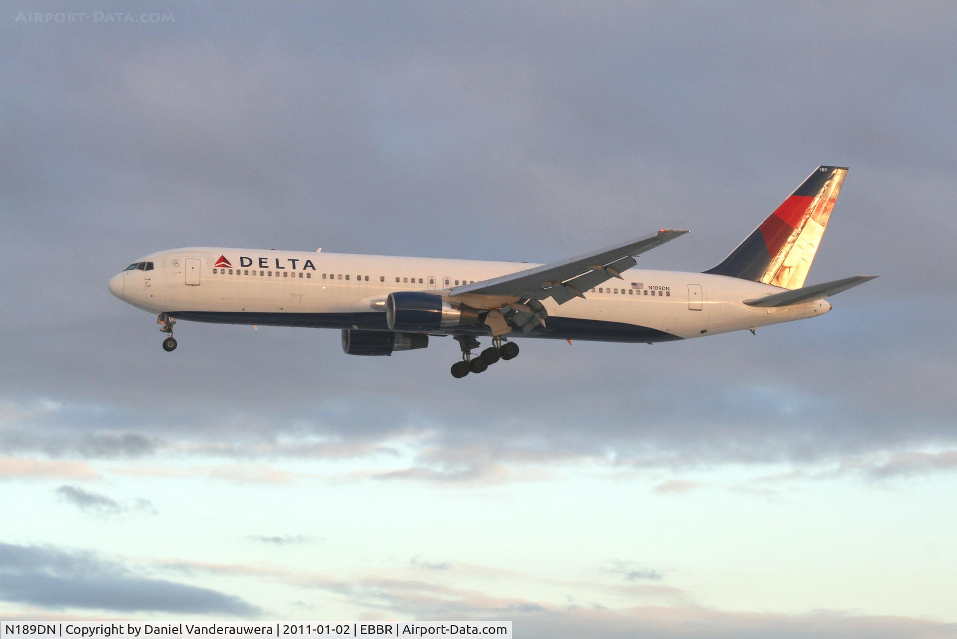 N189DN, 1996 Boeing 767-332 C/N 25990, Early arrival of flight DL124 to RWY 25L