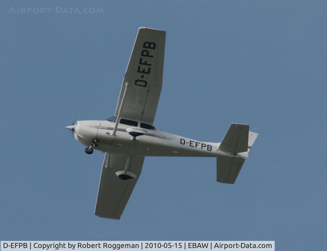 D-EFPB, 1998 Cessna 172R C/N 17280365, Cessna F.172R Skyhawk.Departing