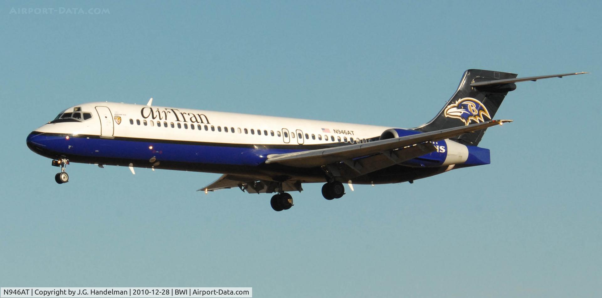 N946AT, 1999 Boeing 717-200 C/N 55009, on final to 33L