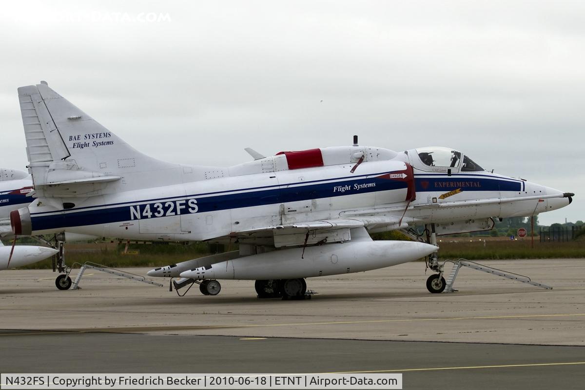 N432FS, 1972 Douglas A-4N Skyhawk C/N 14462, flightline at Wittmund