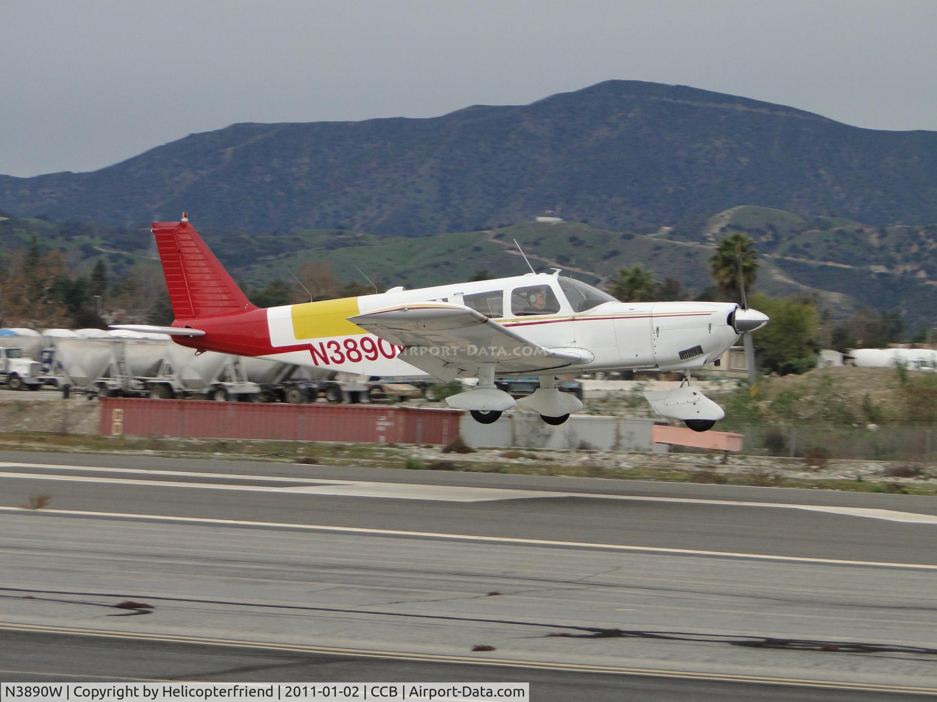 N3890W, 1967 Piper PA-32-260 Cherokee Six C/N 32-914, Just crossing the threshold of runway 6