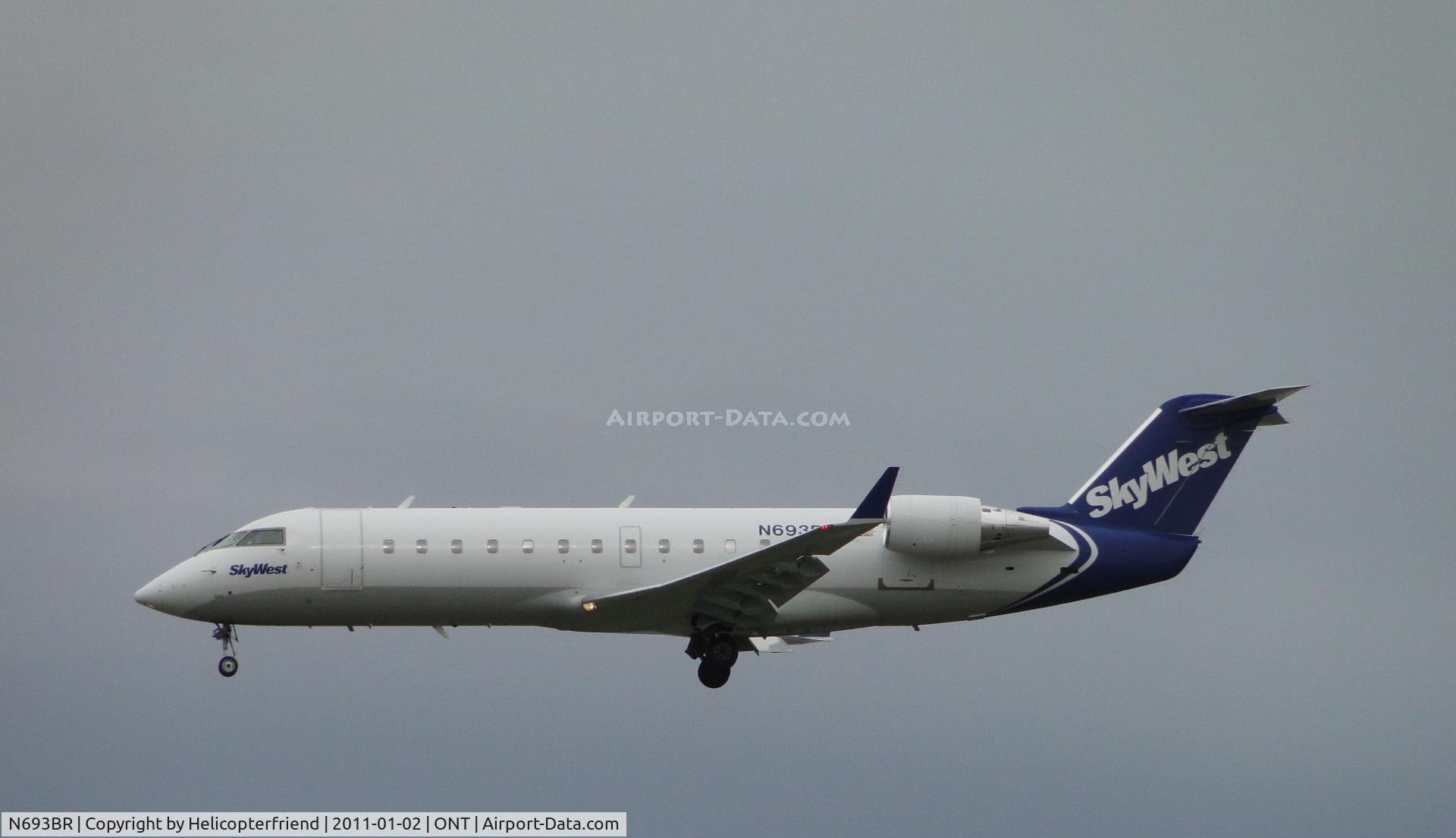 N693BR, 2003 Bombardier CRJ-200ER (CL-600-2B19) C/N 7761, Inbound, on final for runway 26R