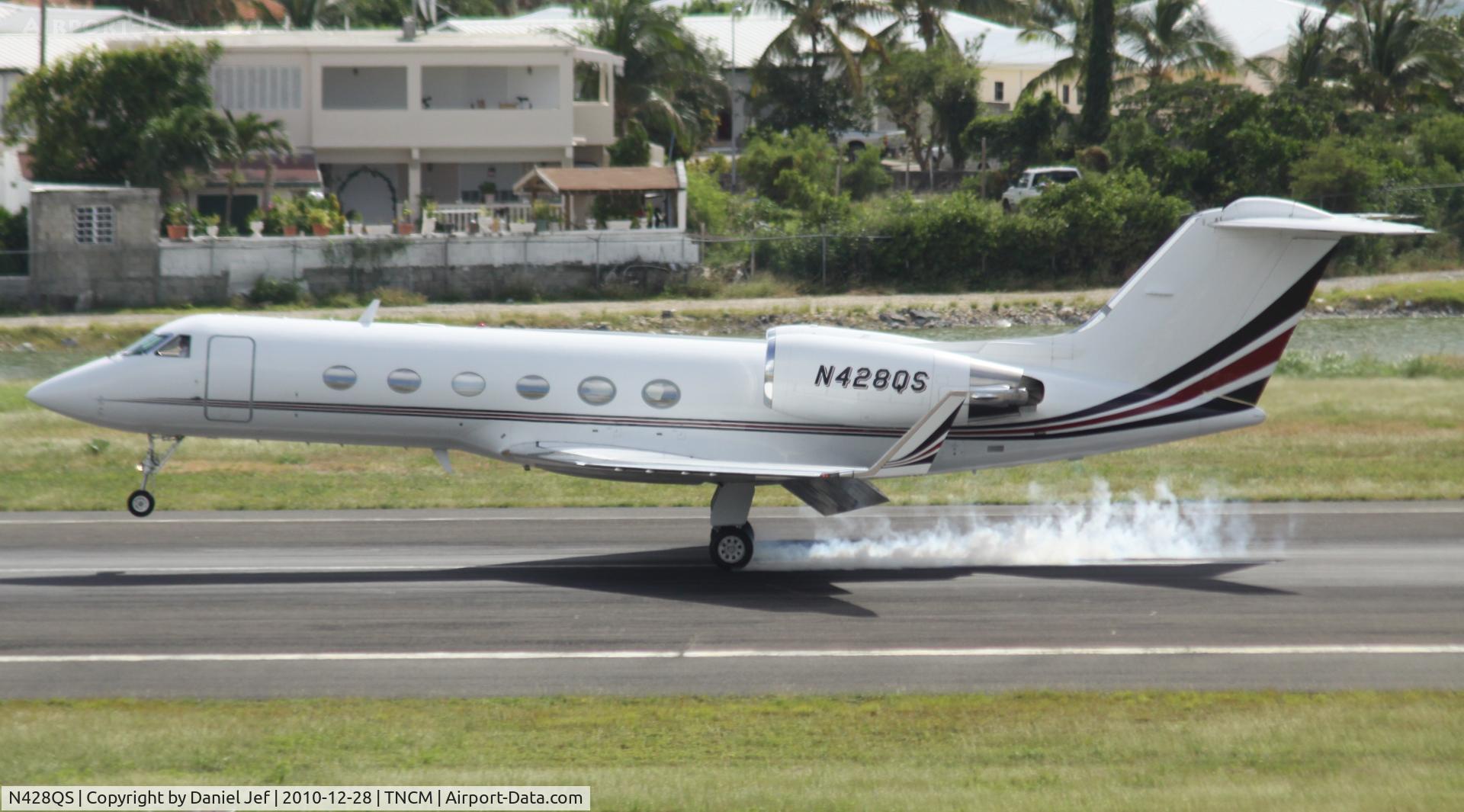 N428QS, 1998 Gulfstream Aerospace G-IV C/N 1328, N428QS landing at TNCM