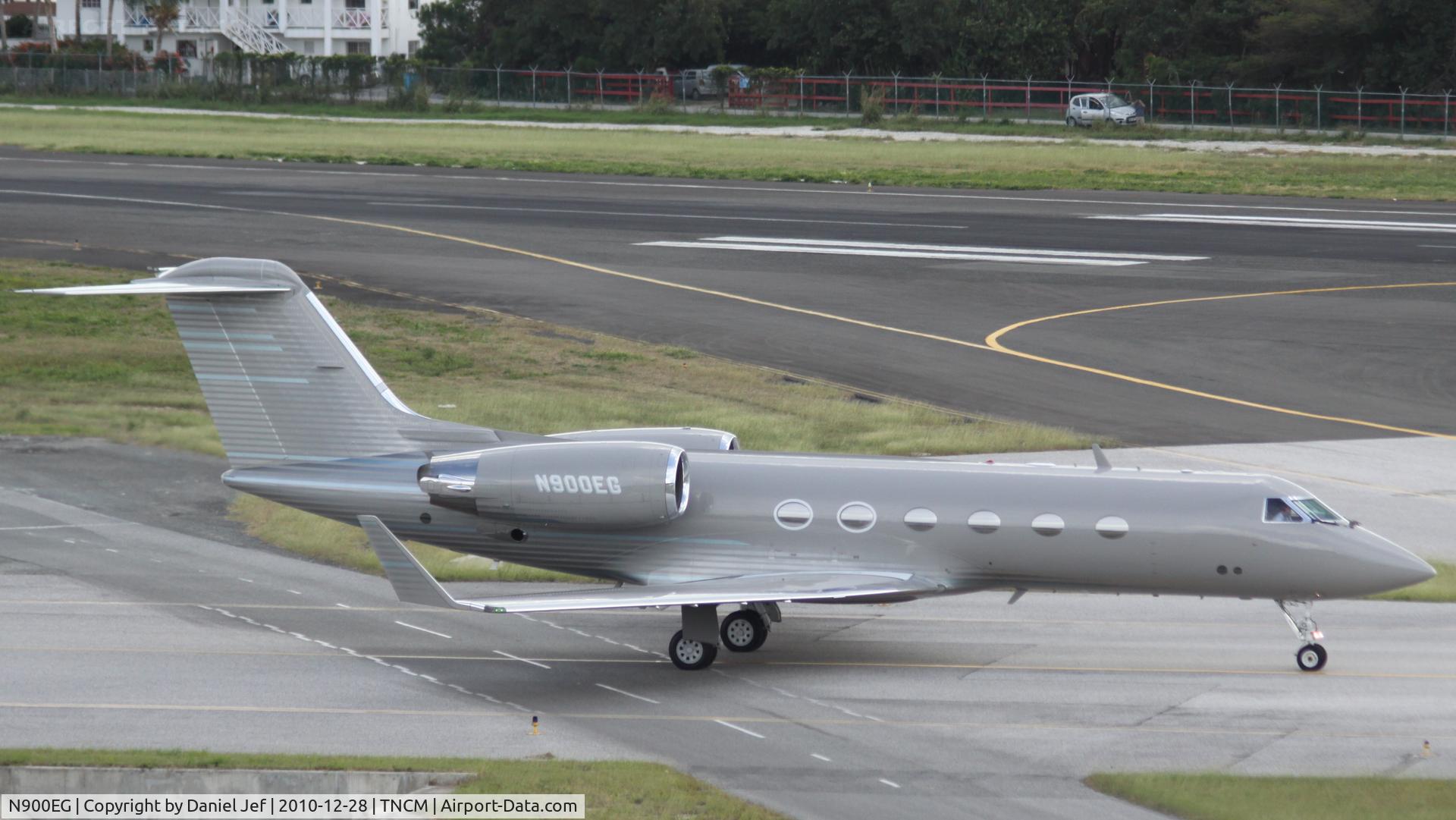 N900EG, 1989 Gulfstream Aerospace Gulfstream IV C/N 1101, N900EG taxing for take off at TNCM