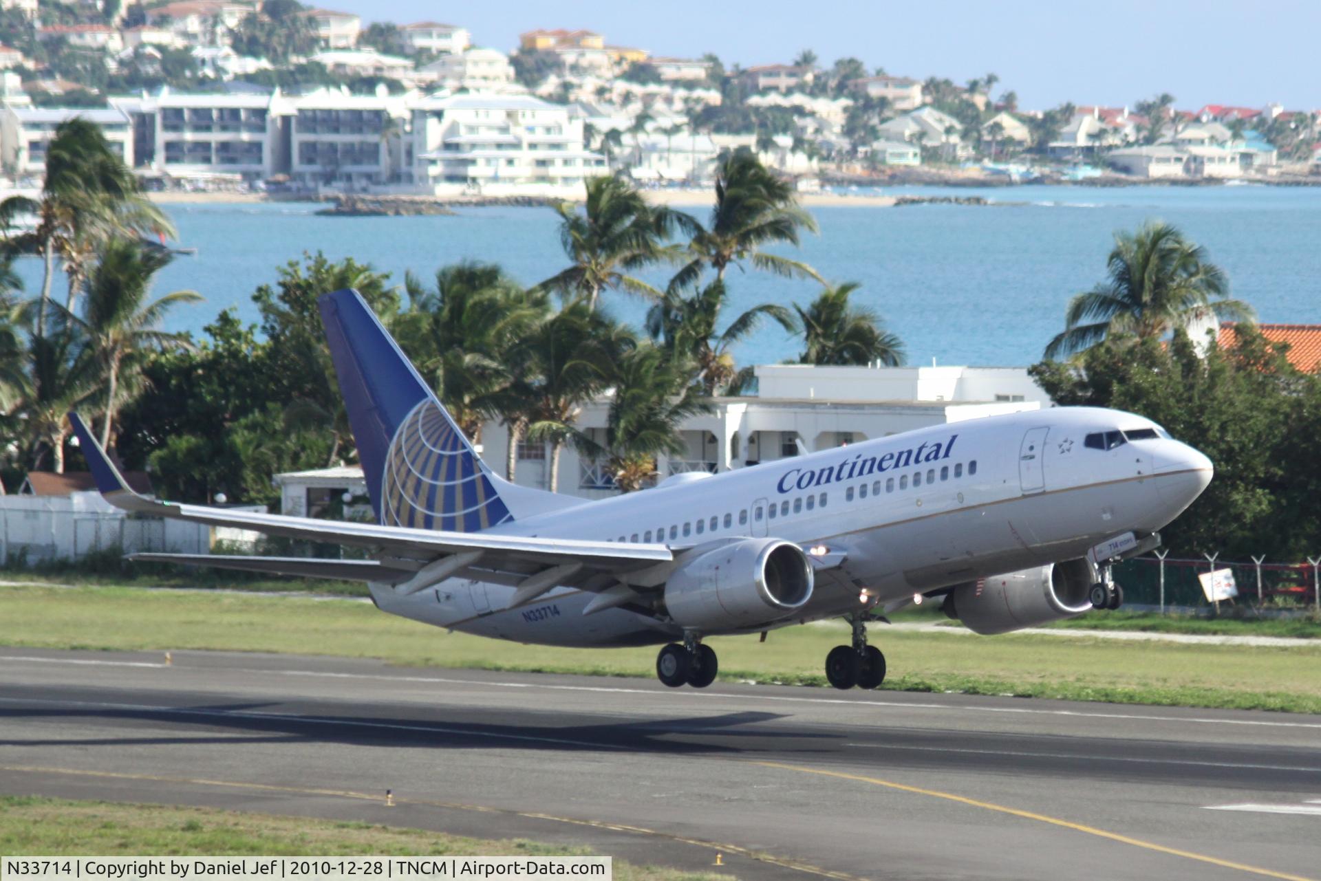 N33714, 1998 Boeing 737-724 C/N 28785, N33714 Continental departing TNCM
