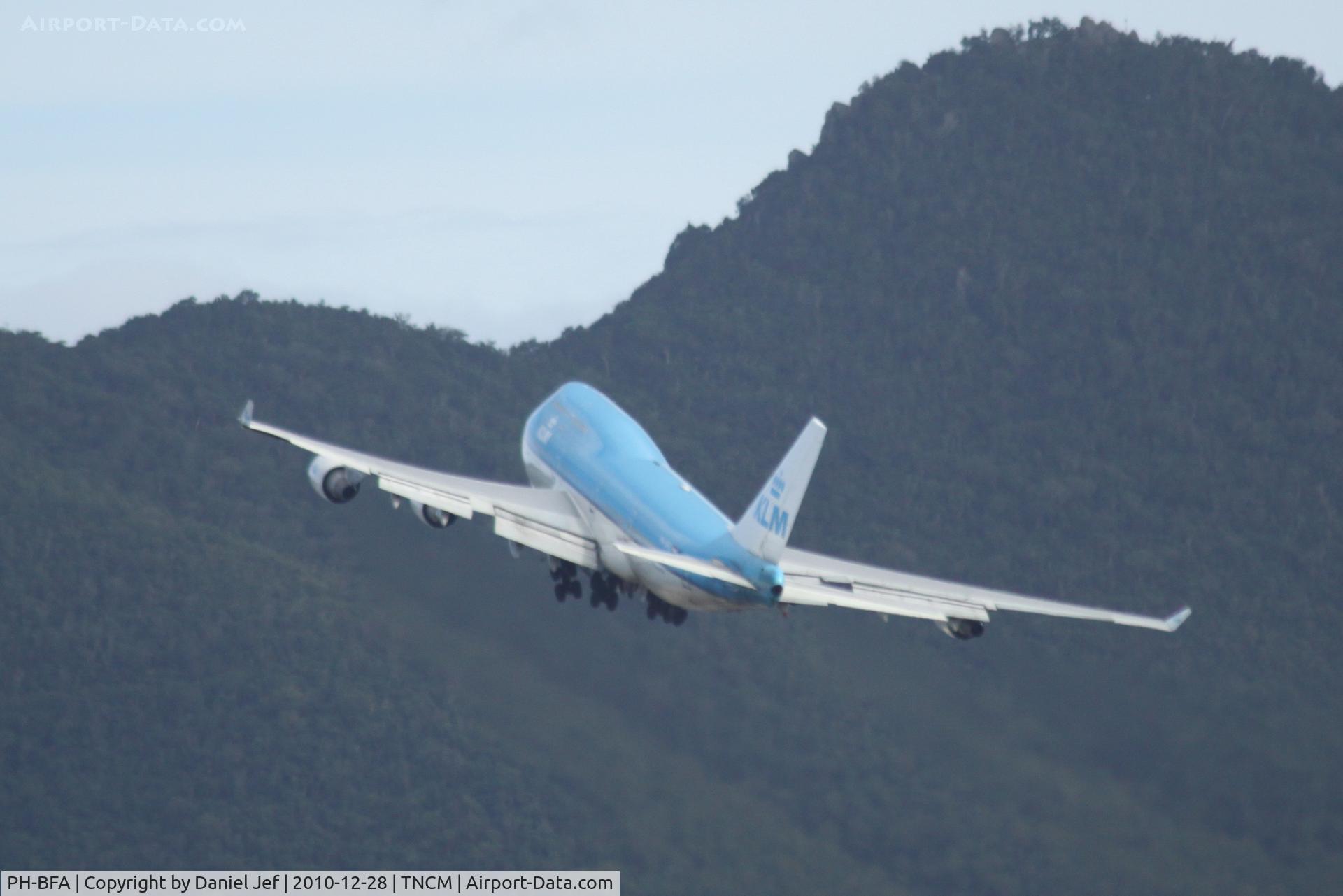 PH-BFA, 1989 Boeing 747-406 C/N 23999, KLM PH-BFA clearing the hills at TNCM