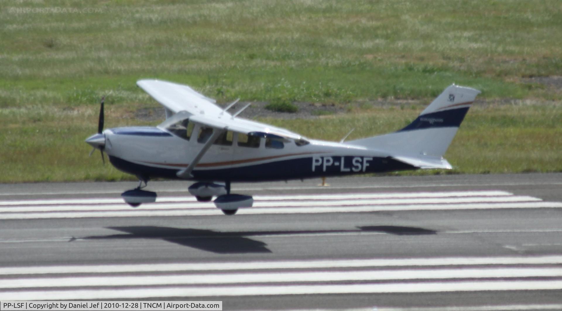 PP-LSF, Cessna T206H Turbo Stationair C/N 08990, PP-LSF landing at TNCM