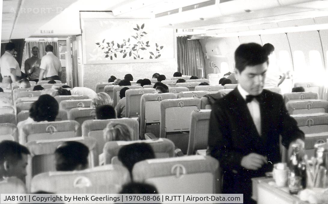 JA8101, 1970 Boeing 747-146 C/N 19725, Inflight service o/b Japan Air Lines flt TYO - HNL, B747 - 146