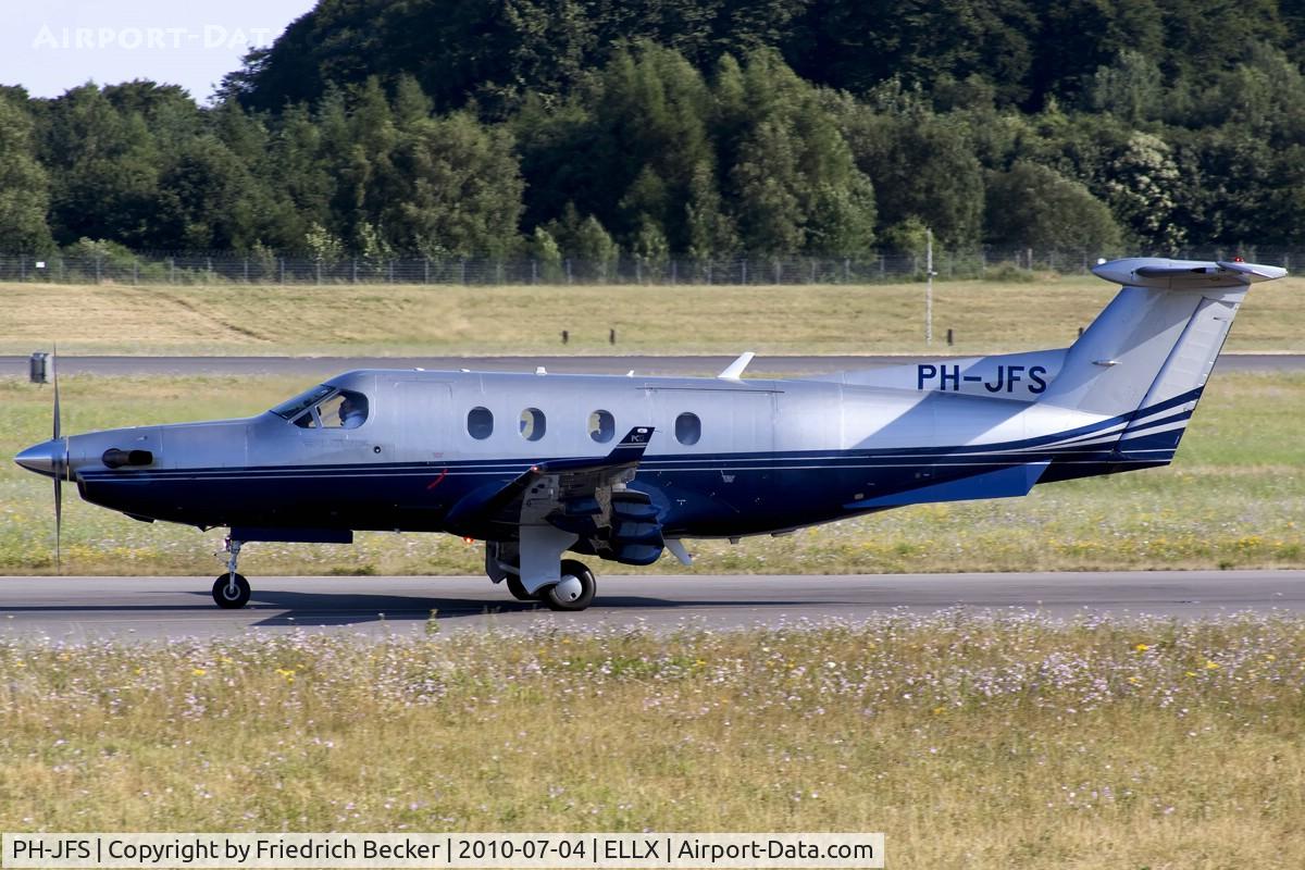 PH-JFS, 2002 Pilatus PC-12/45 C/N 477, taxying to the active