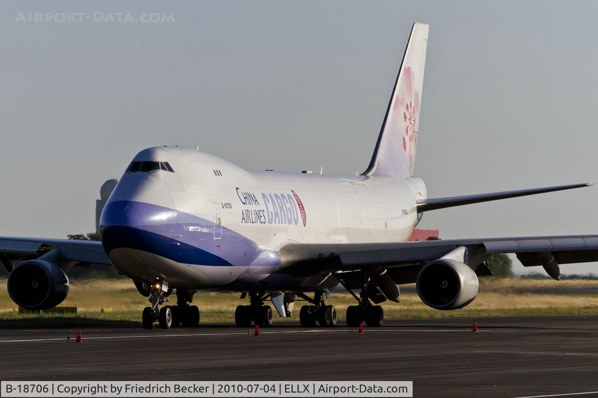 B-18706, 2001 Boeing 747-409F/SCD C/N 30763, taxying to the active