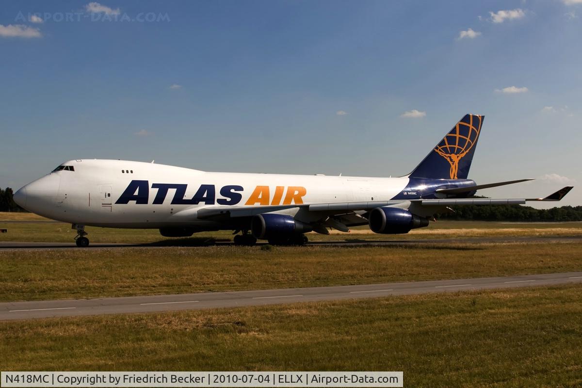 N418MC, 2002 Boeing 747-47UF C/N 32840, taxying to the active