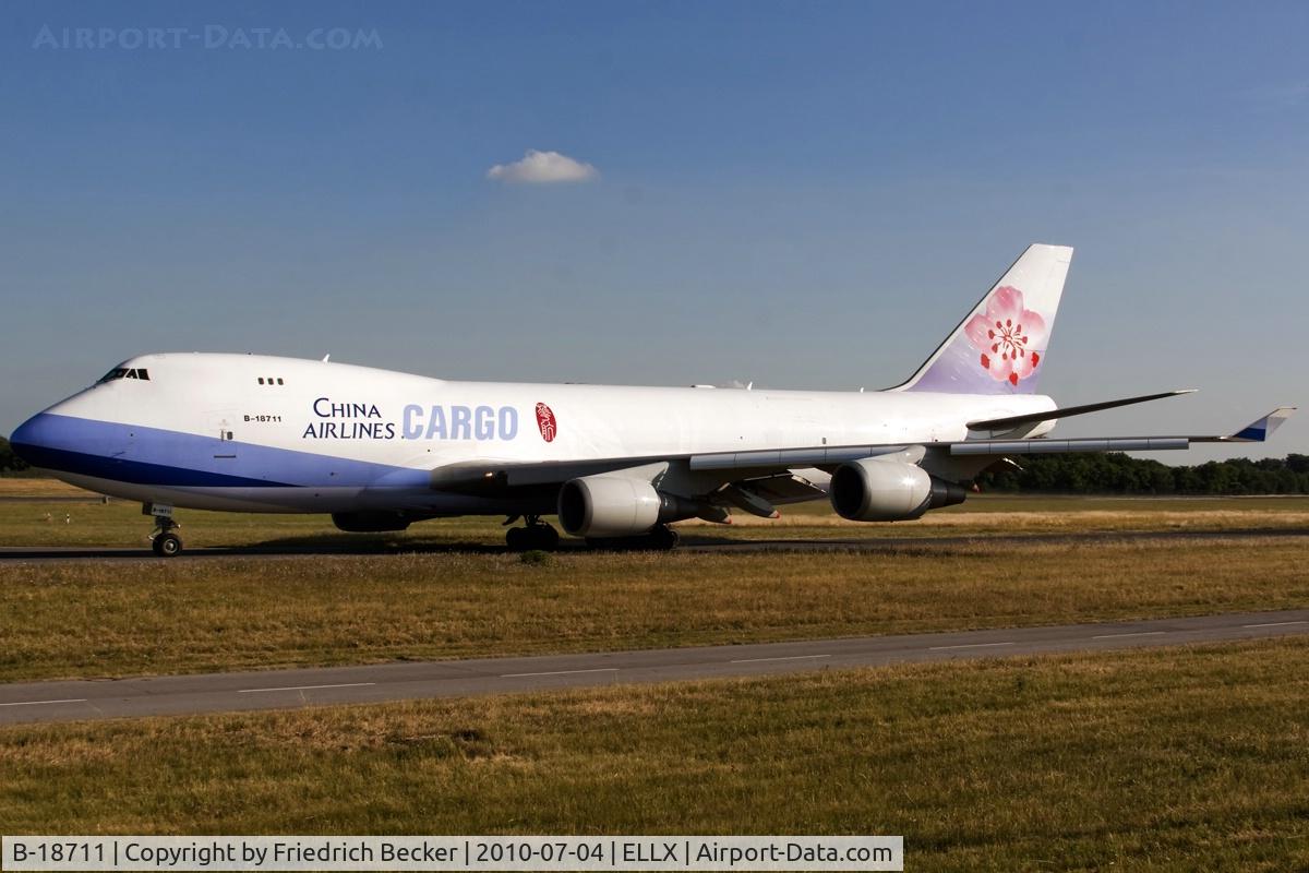 B-18711, 2002 Boeing 747-409F/SCD C/N 30768, taxying to the active