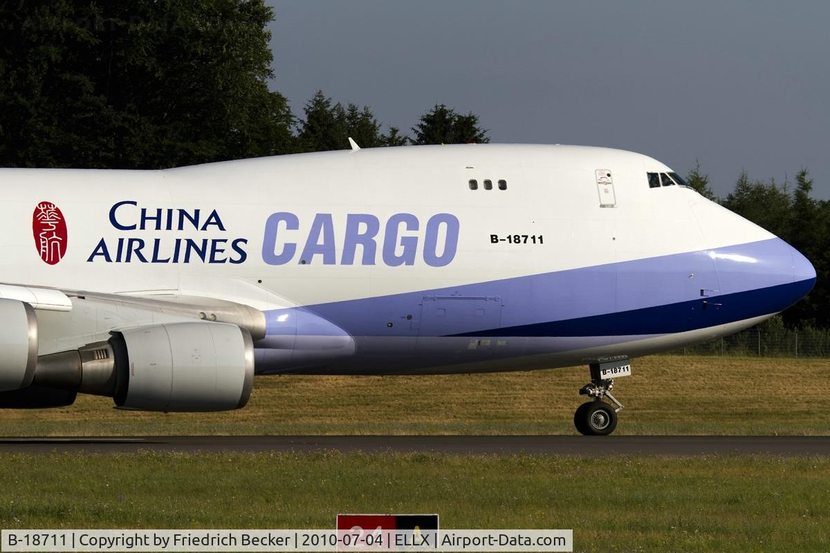 B-18711, 2002 Boeing 747-409F/SCD C/N 30768, line up
