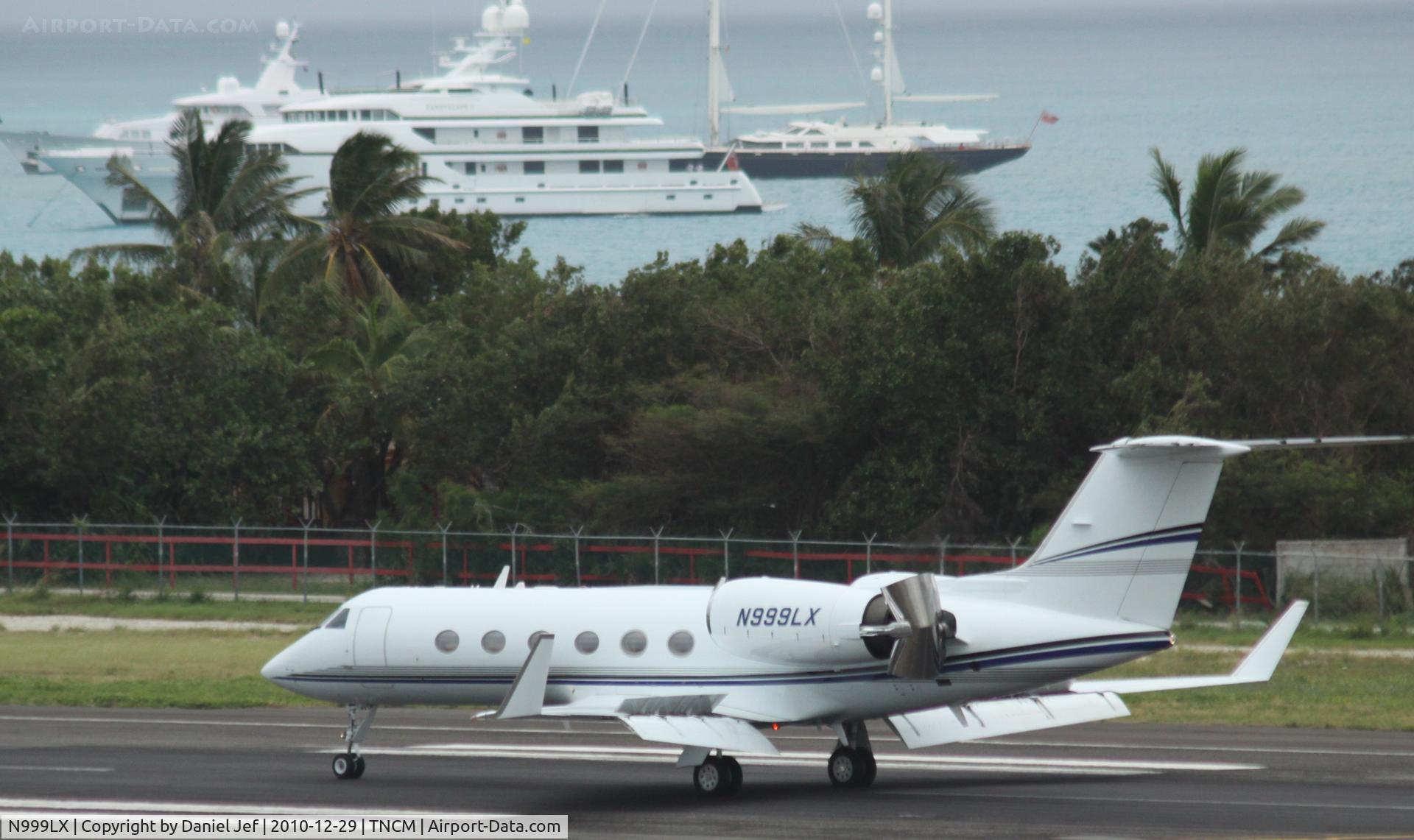 N999LX, 1989 Gulfstream Aerospace G-IV C/N 1099, N999LX just landed at TNCM and making use of all there stopping powers at TNCM
